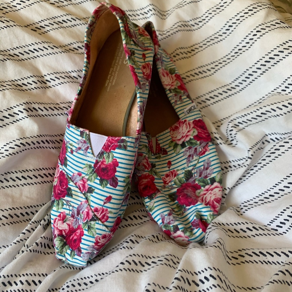 Floral women’s toms size 9.5